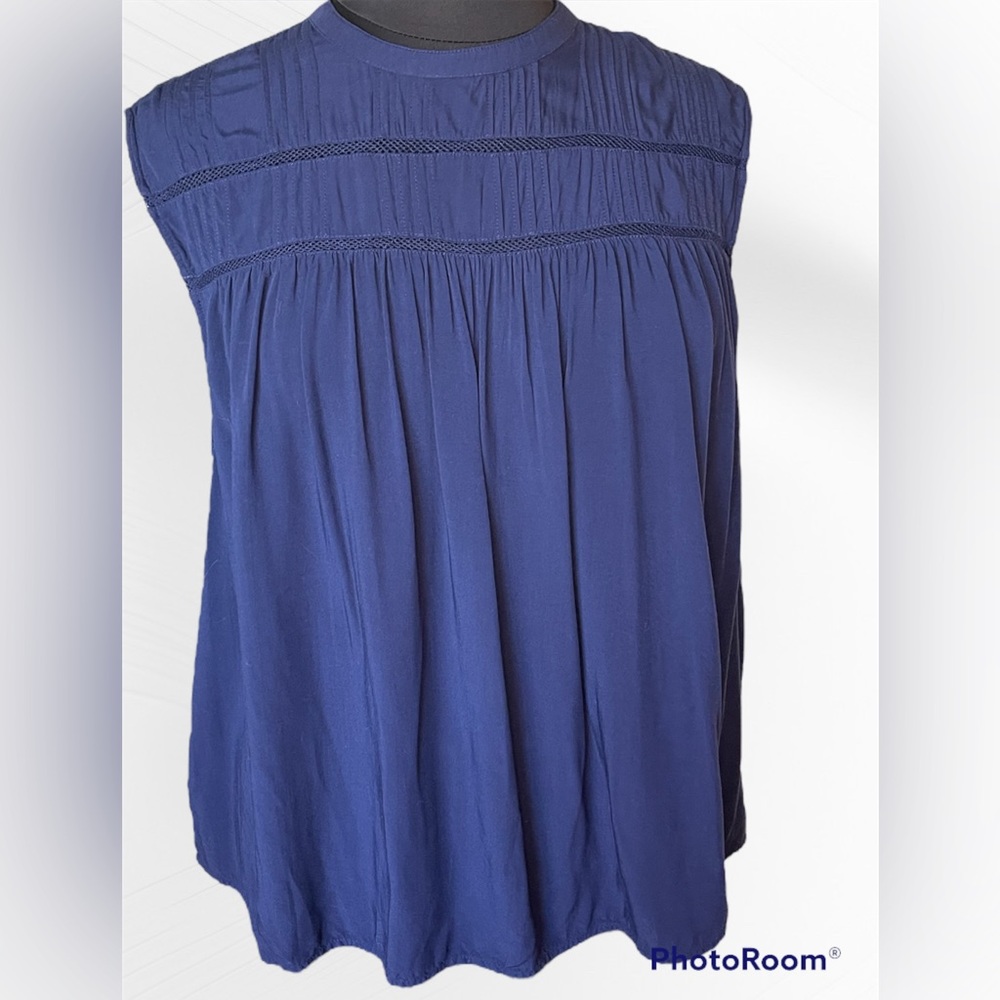 XXL Old Navy top, button back pin tucked boddess. Sh0021